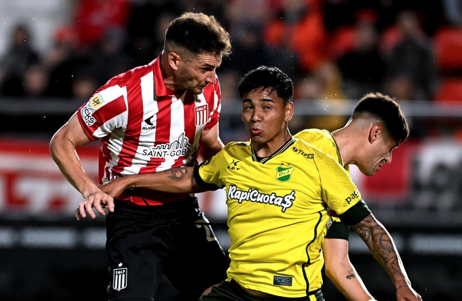 Alario, do Estudiantes, disputa no alto com jogador do Defensa y Justicia