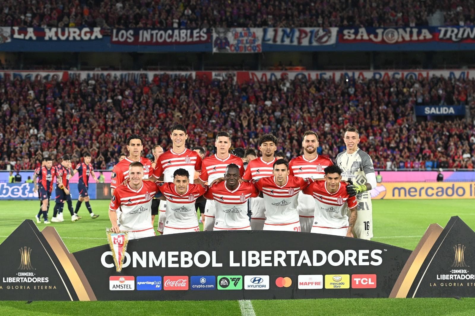 Jogadores do Estudiantes de La Plata posam para uma foto do time antes da partida de ida das oitavas de final da Copa CONMEBOL Libertadores 2025 entre Cerro Porteño e Estudiantes de La Plata no Estadio General Pablo Rojas - La Nueva Olla em 13 de agosto d