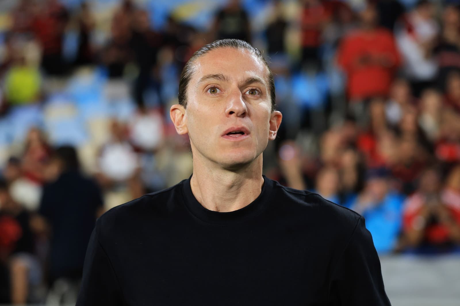 Filipe Luis, técnico do Flamengo, observa antes da partida do Brasileirão 2025 entre Flamengo e Vitória, no Estádio do Maracanã, em 25 de agosto de 2025, no Rio de Janeiro, Brasil.