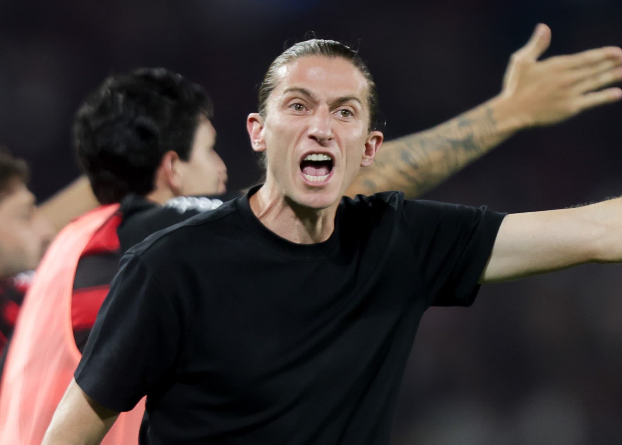 Filipe Luís grita com a arbitragem após solada de jogador do Vasco em Plata