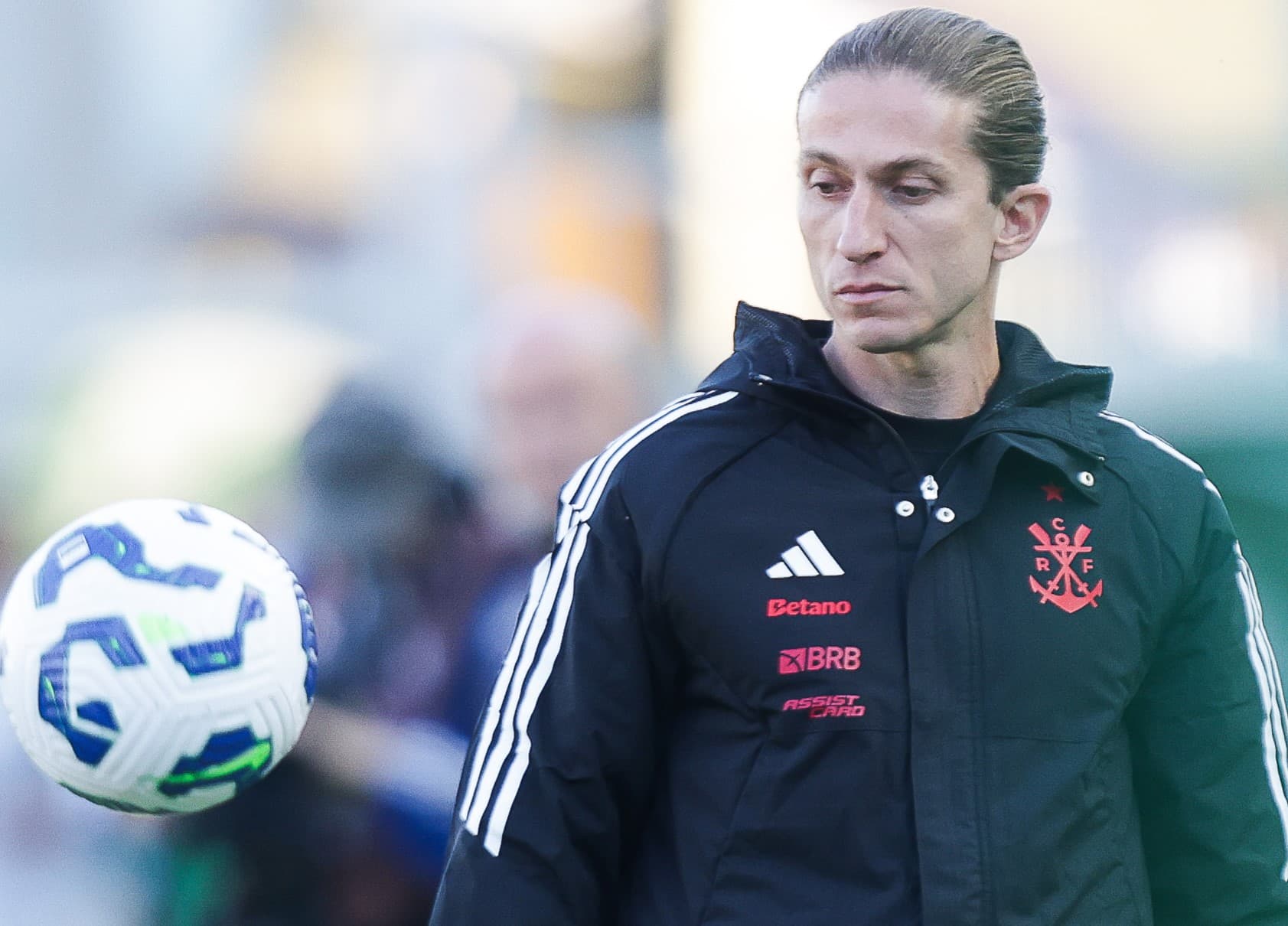 Filipe Luís olha para a bola na beira do campo do Alfredo Jaconi, antes de Juventude x Flamengo