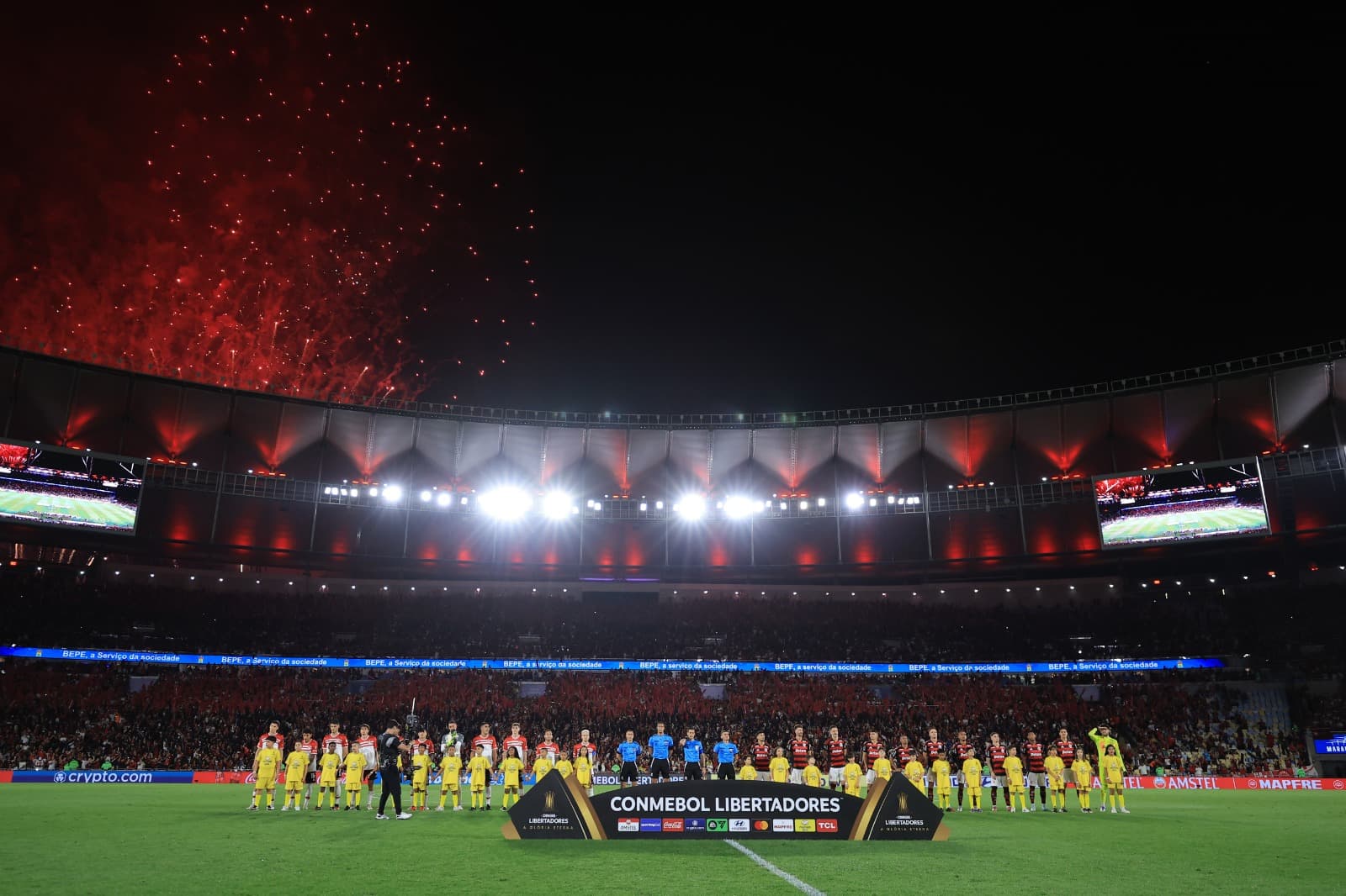 Jogadores e árbitros se alinham antes da partida de ida das quartas de final da Copa CONMEBOL Libertadores 2025 entre Flamengo e Estudiantes no Estádio do Maracanã em 18 de setembro de 2025 no Rio de Janeiro, Brasil.