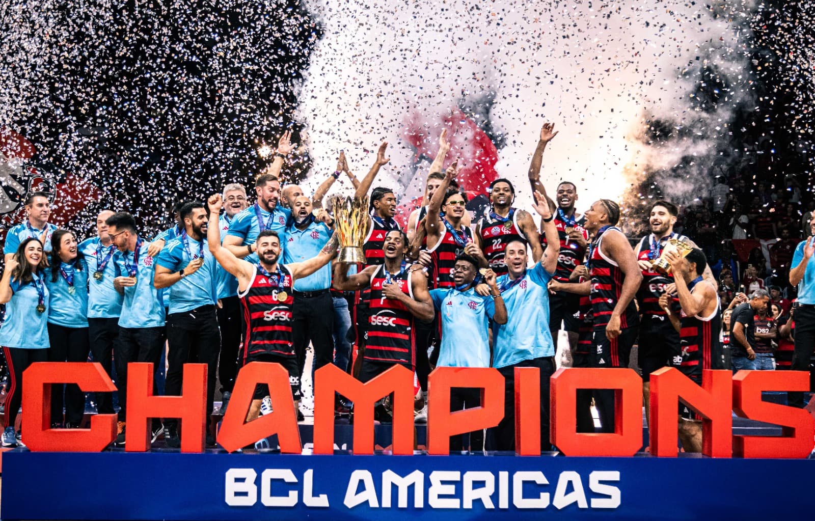 FlaBasquete levanta a taça no pódio da BCLA 2025/26