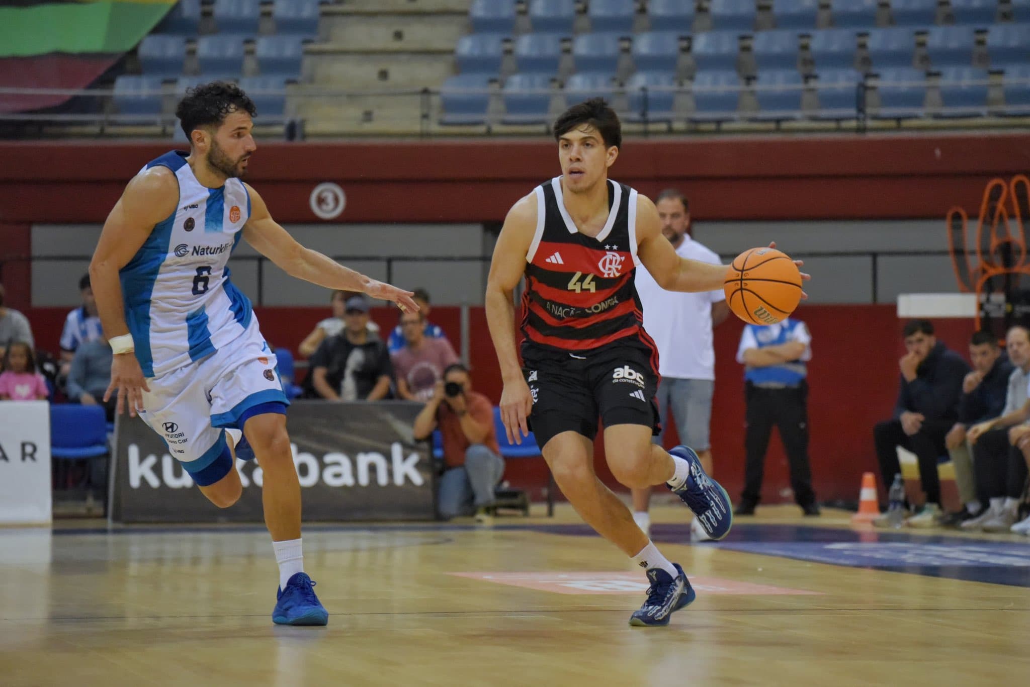 Alex Negrete conduz a bola contra marcador do San Sebastian em amistoso de pré-temporada do FlaBasquete
