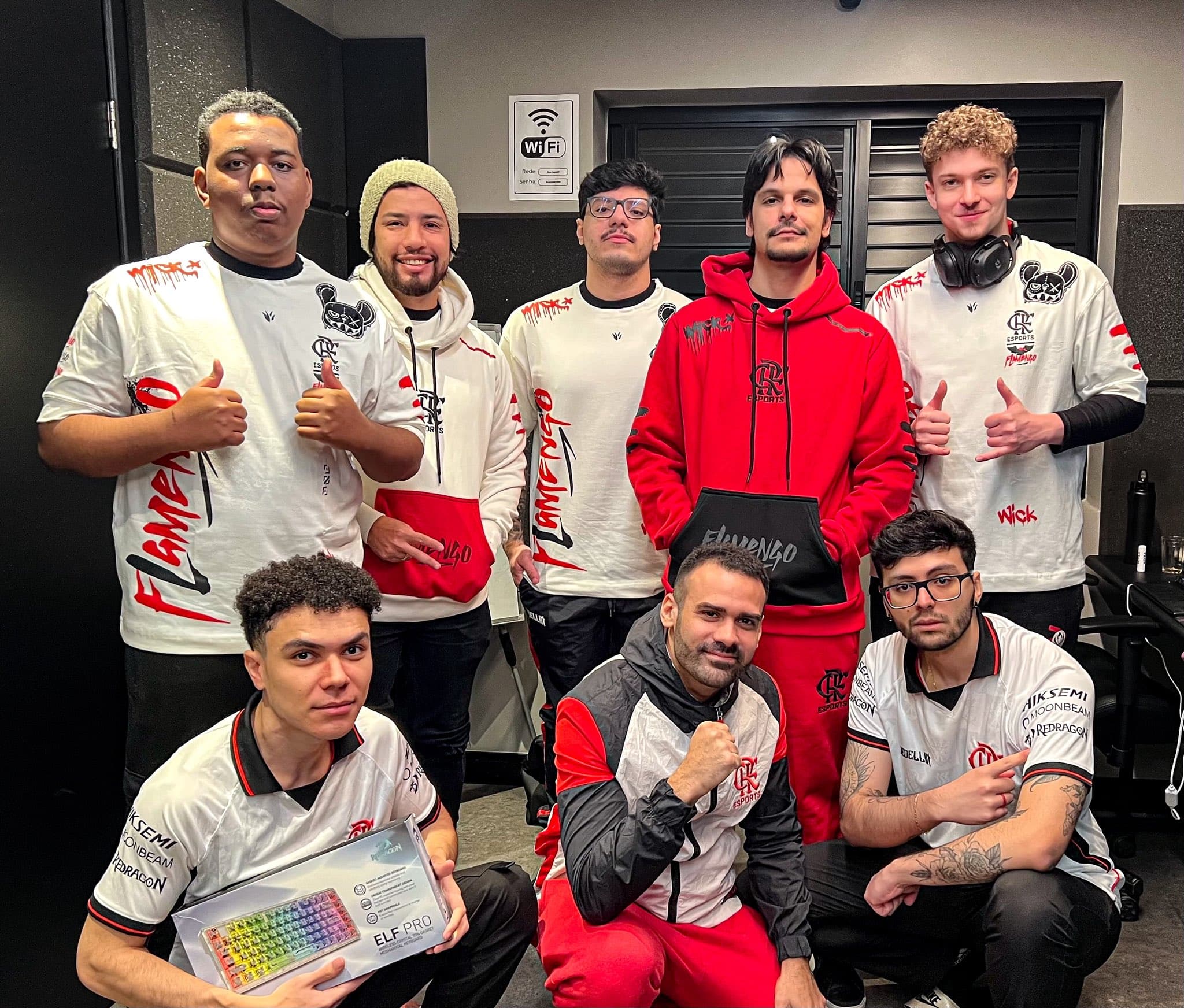 Time do Flamengo de League of Legends posa para foto após vitória