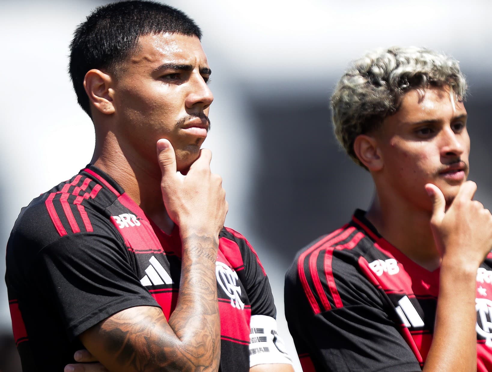 Iago e Pedro Leão comemoram gol com pose do "pensador"