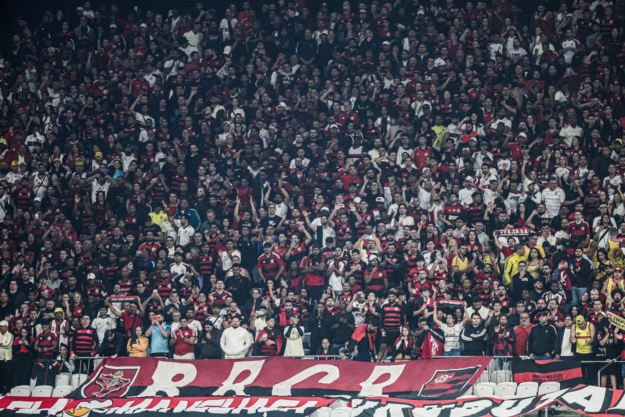 Torcida do Flamengo lota o Maracanã em clima de festa antes do jogo contra o Cruzeiro pelo Brasileirão