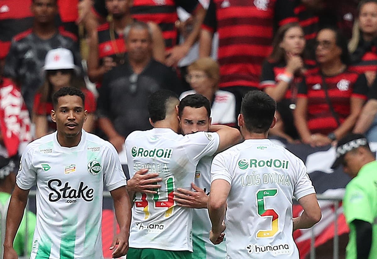 Gilberto abraça companheiros de Juventude enquanto comemora gol marcado sobre o Flamengo, no Maracanã, pelo Brasileirão de 2024