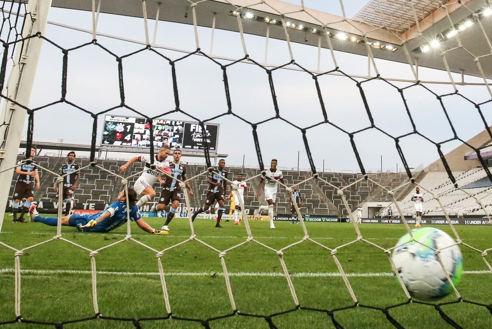 Diego #10 do Flamengo marca o quinto gol de sua equipe durante a partida contra o Corinthians, pela Série A do Brasileirão 2020, na Neo Química Arena, em 18 de outubro de 2020, em São Paulo, Brasil.