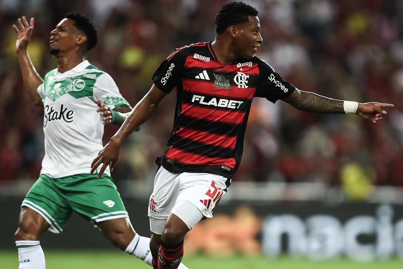 Gonzalo Plata celebra gol sobre o Juventude, enquanto defensor rival lamenta