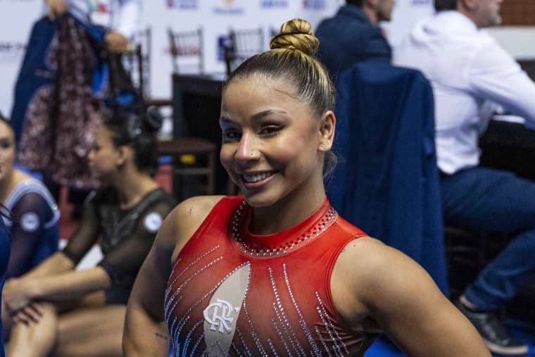 Flávia Saraiva sorri com o maiô do Flamengo durante o Brasileiro