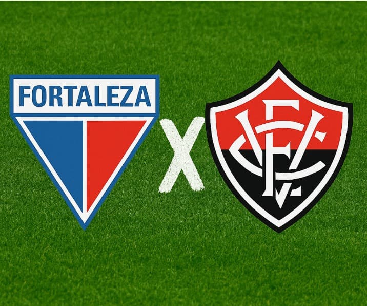 Arte digital com fundo de gramado verde, exibindo à esquerda o escudo do Fortaleza Esporte Clube (triângulo azul e vermelho com o nome 'Fortaleza' em azul na parte superior) e à direita o escudo do Esporte Clube Vitória (escudo vermelho e preto com monogr