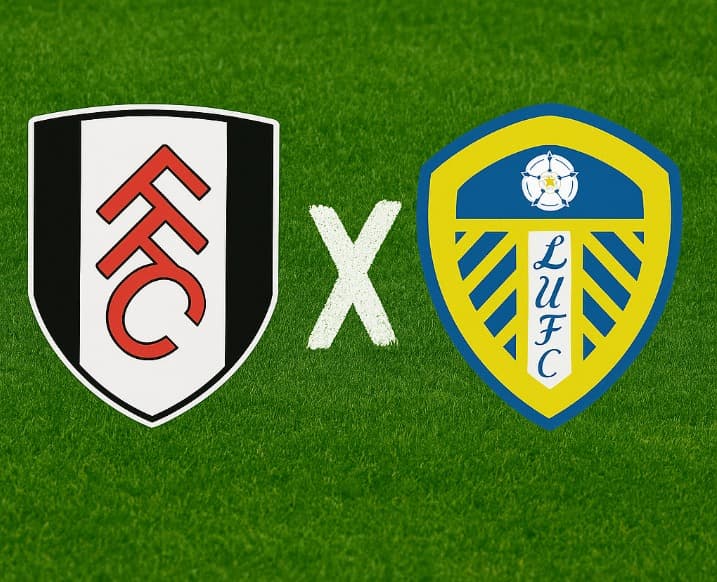 Arte digital com fundo de gramado verde, exibindo à esquerda o escudo do Fulham (com as letras vermelhas 'FFC' em escudo branco e preto) e à direita o escudo do Leeds United (com a rosa branca de Yorkshire e a sigla 'LUFC' em azul e dourado). No centro, u