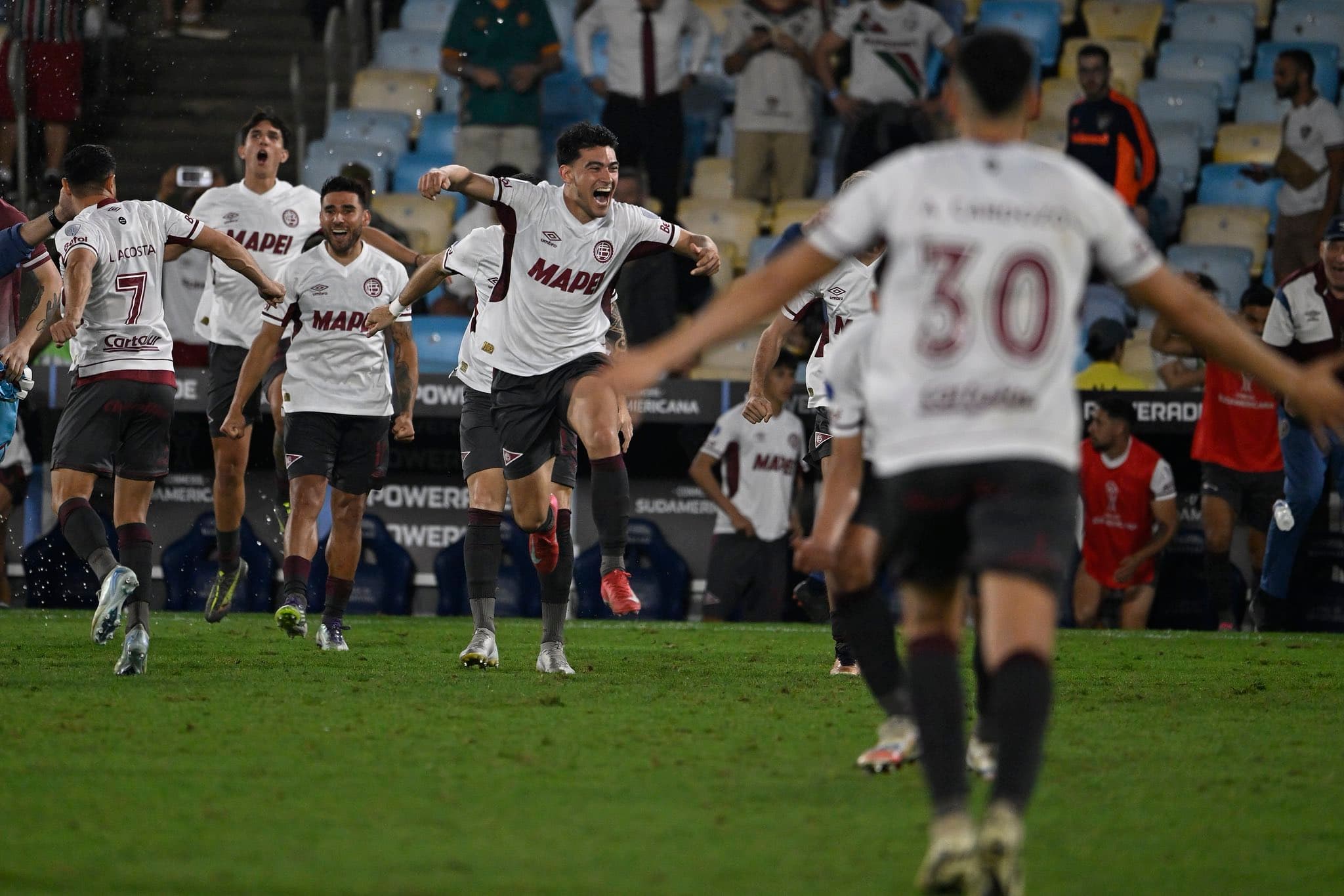 Jogadores do Lanús comemoram classificação sobre o Fluminense no Maracanã