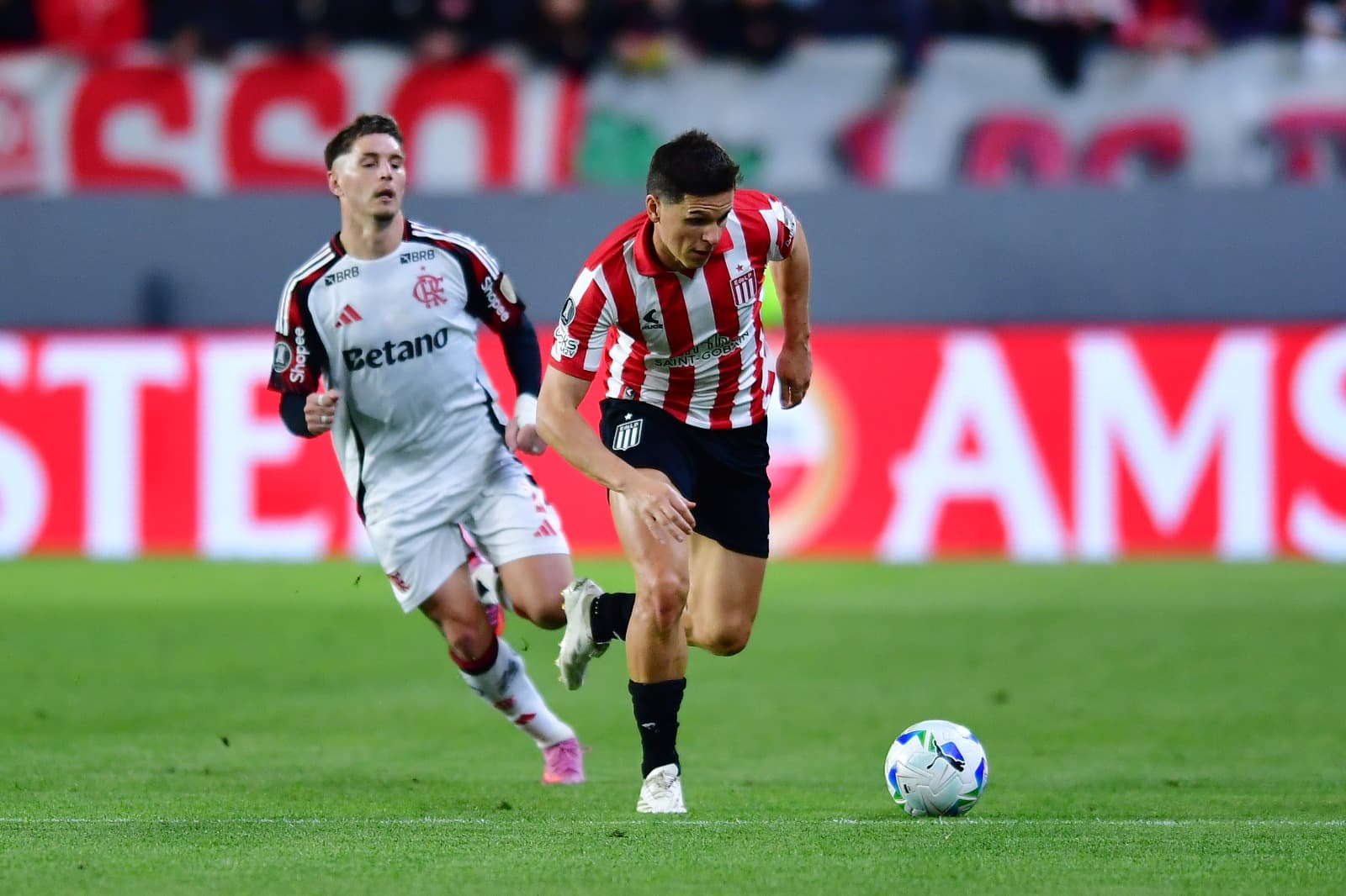 Guido Carrillo, do Estudiantes, controla a bola durante a partida de volta das quartas de final da Copa CONMEBOL Libertadores 2025, no Estádio Jorge Luis Hirschi, em 25 de setembro de 2025, em La Plata, Argentina.