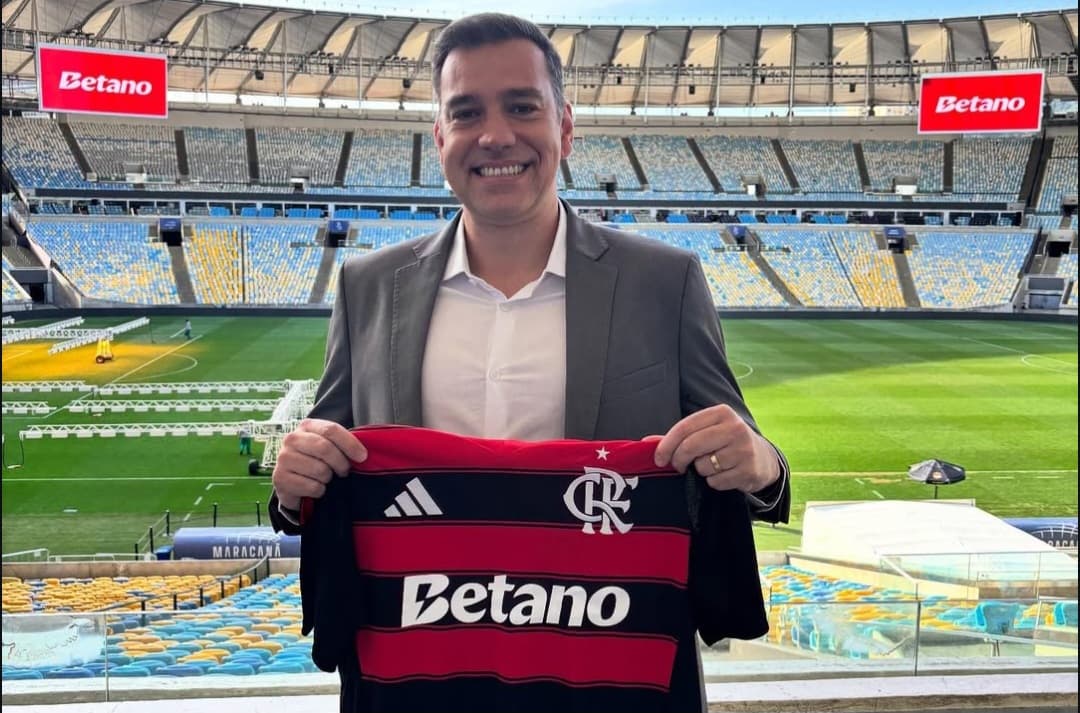 Guilherme Figueiredo, da Betano, sorri com camisa do Flamengo em mãos no Maracanã