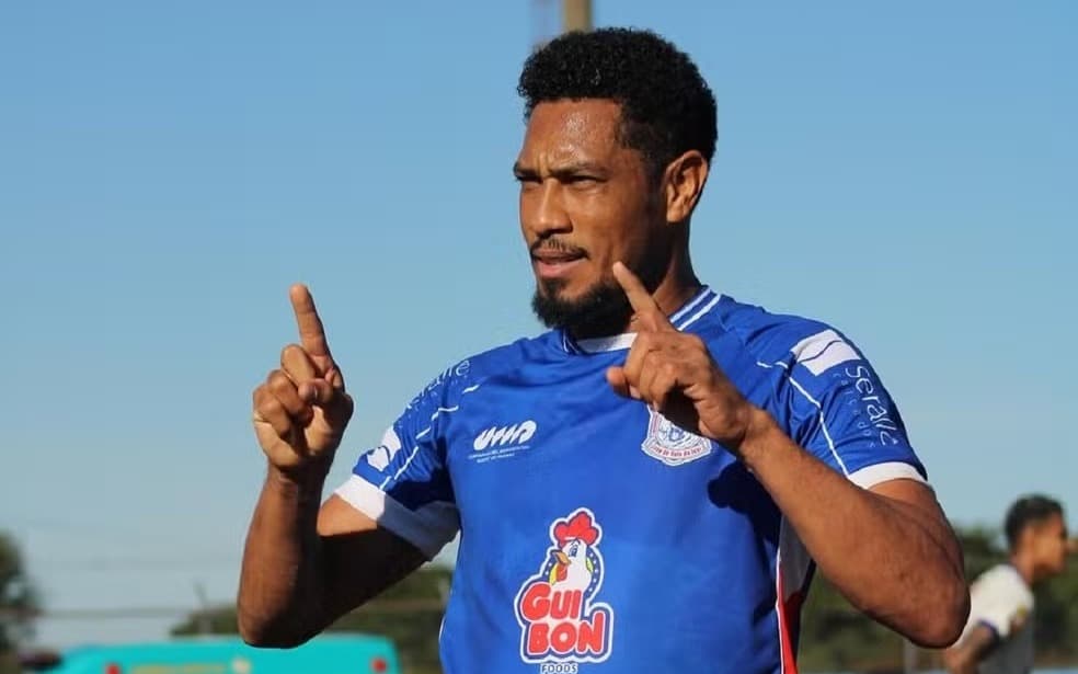 Hernane Brocador com a camisa do Cianorte-PR