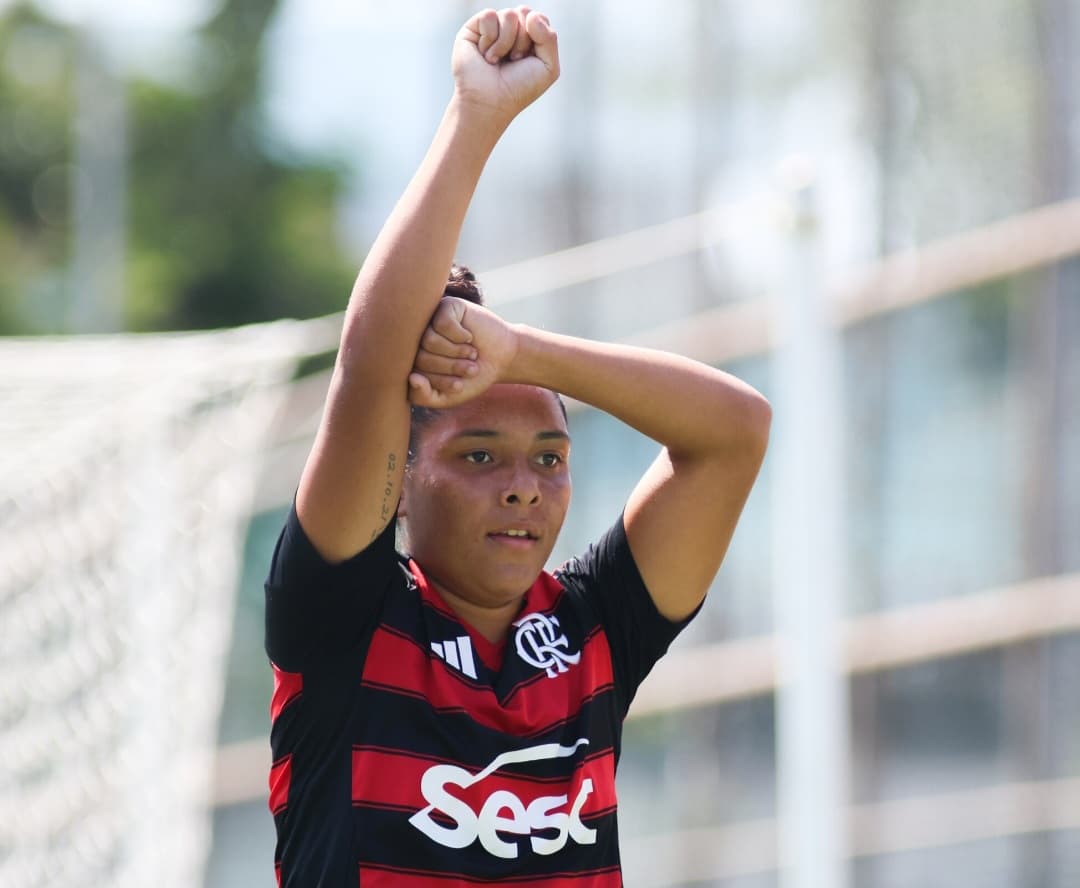 Jogadora do Flamengo comemora gol contra o Vasco com punho cerrado da Raça Fla