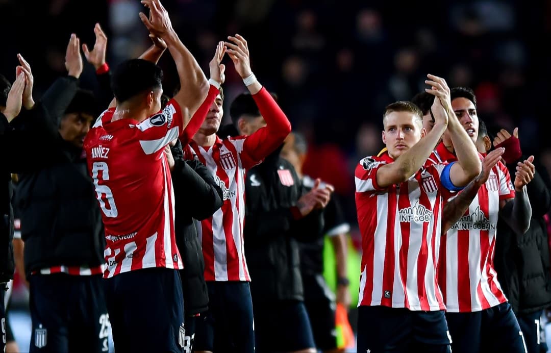 Jogadores do Estudiantes aplaudem torcida