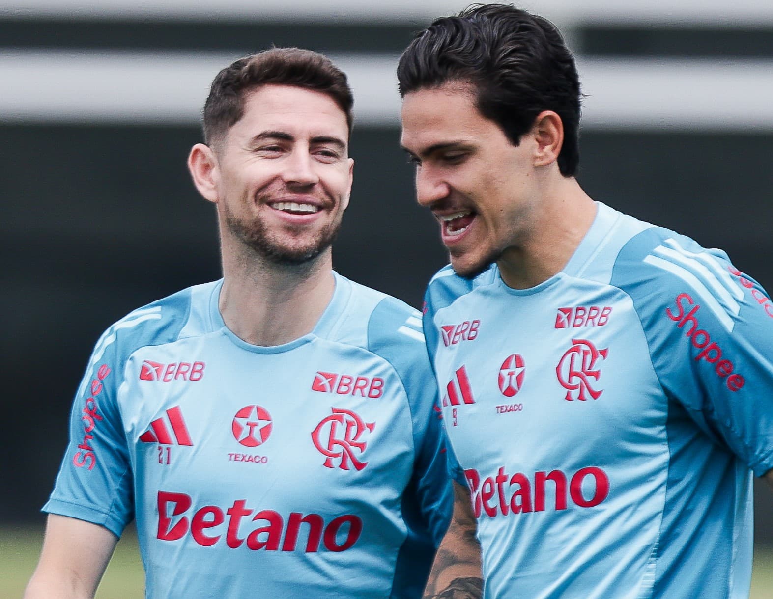Jorginho e Pedro sorriem durante treino do Flamengo no Ninho do Urubu