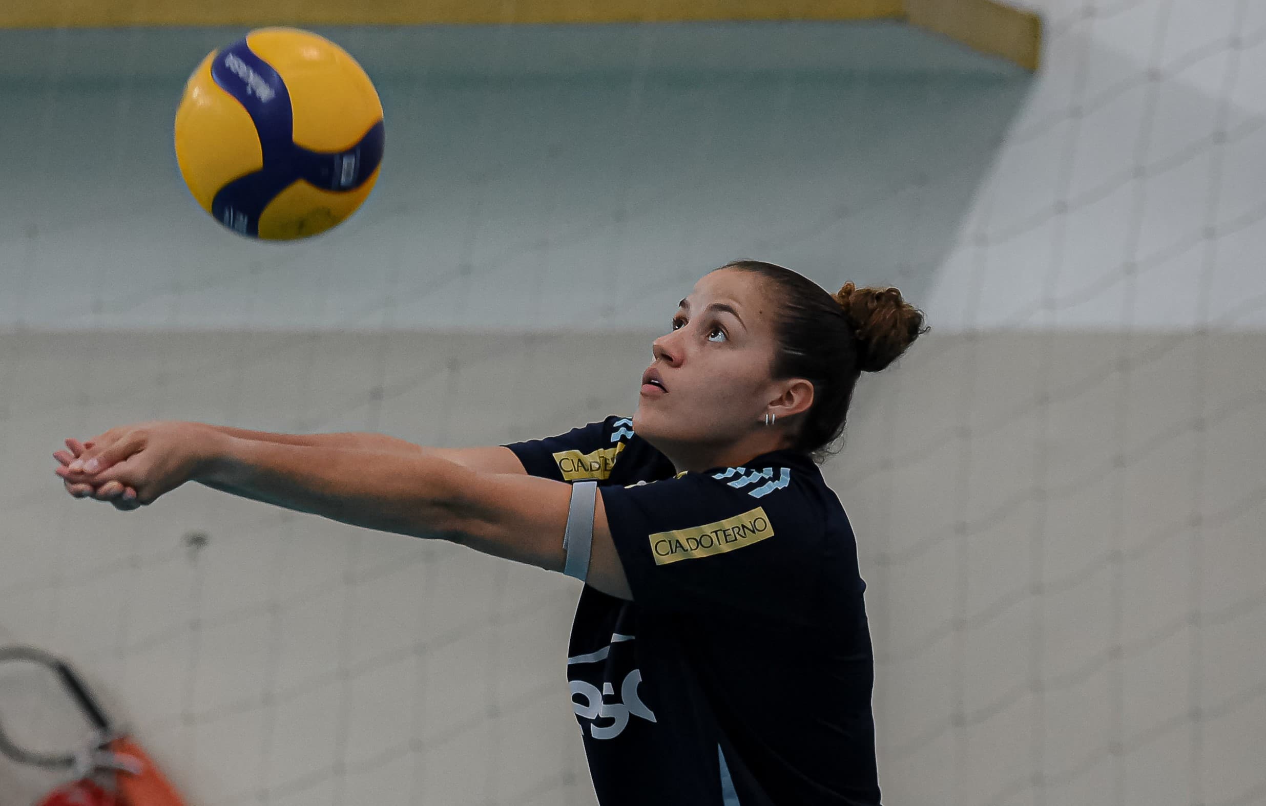 Karina Souza controla a bola na manchete em treino do Sesc Flamengo