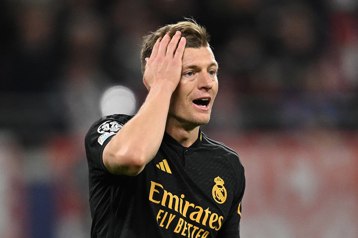 Toni Kroos do Real Madrid reage durante a partida da primeira mão das oitavas de final da UEFA Champions League 2023/24 entre RB Leipzig e Real Madrid CF na Red Bull Arena em 13 de fevereiro de 2024 em Leipzig, Alemanha.