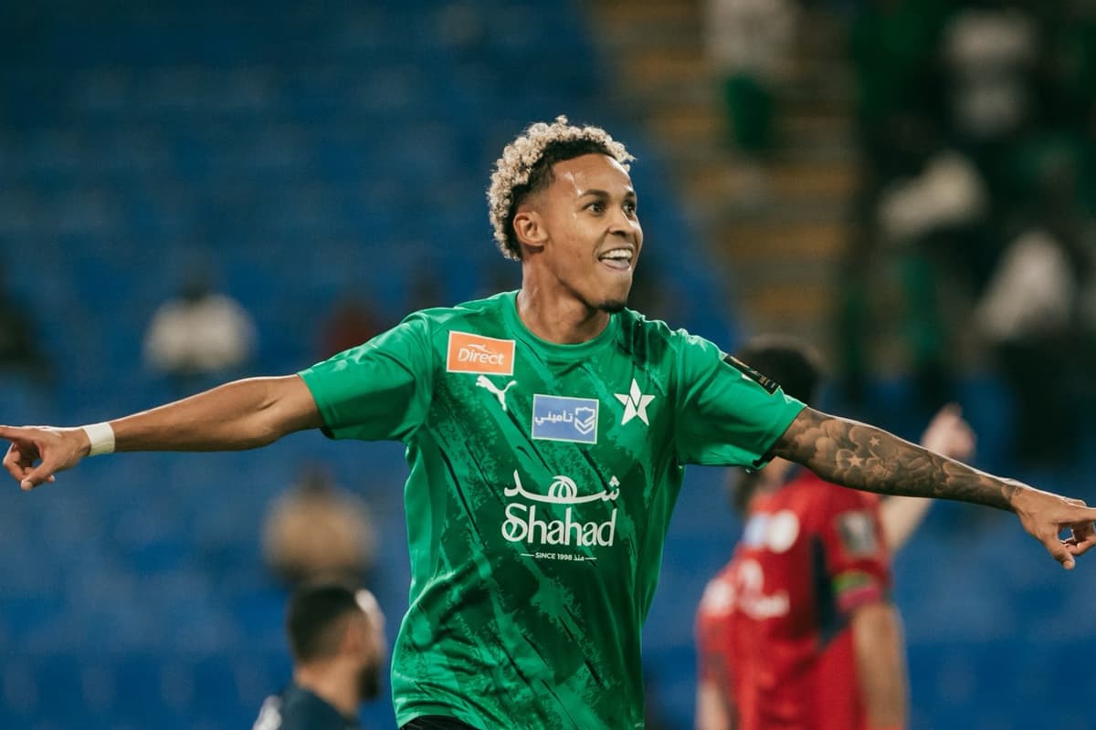 Lázaro comemorando gol pelo Al-Najma em partida contra o Damac