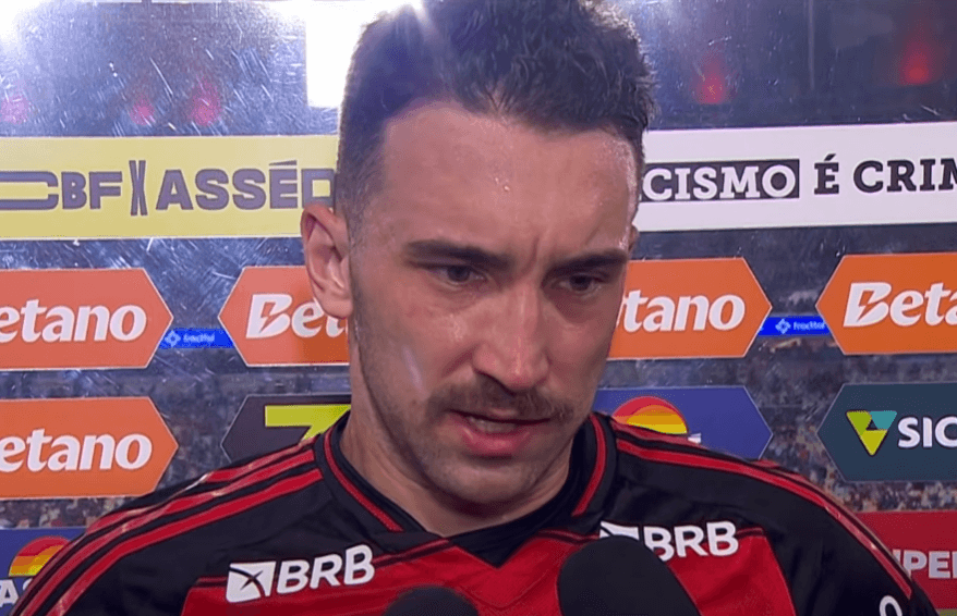 Léo Ortiz com expressão fechada na entrevista na beira do campo após Flamengo x Vasco
