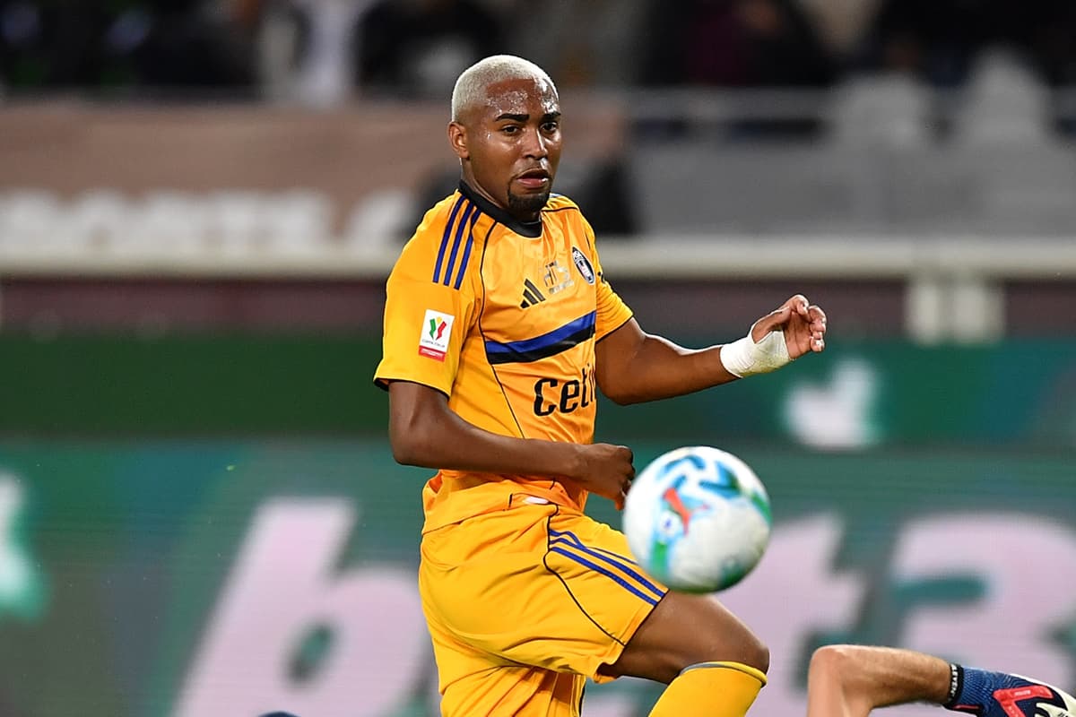 Lucas Lorran, do Pisa, é desafiado por Alberto Paleari, do Torino FC, durante a partida da Coppa Italia entre Torino e Pisa no Stadio Olimpico em 25 de setembro de 2025, em Turim, Itália.