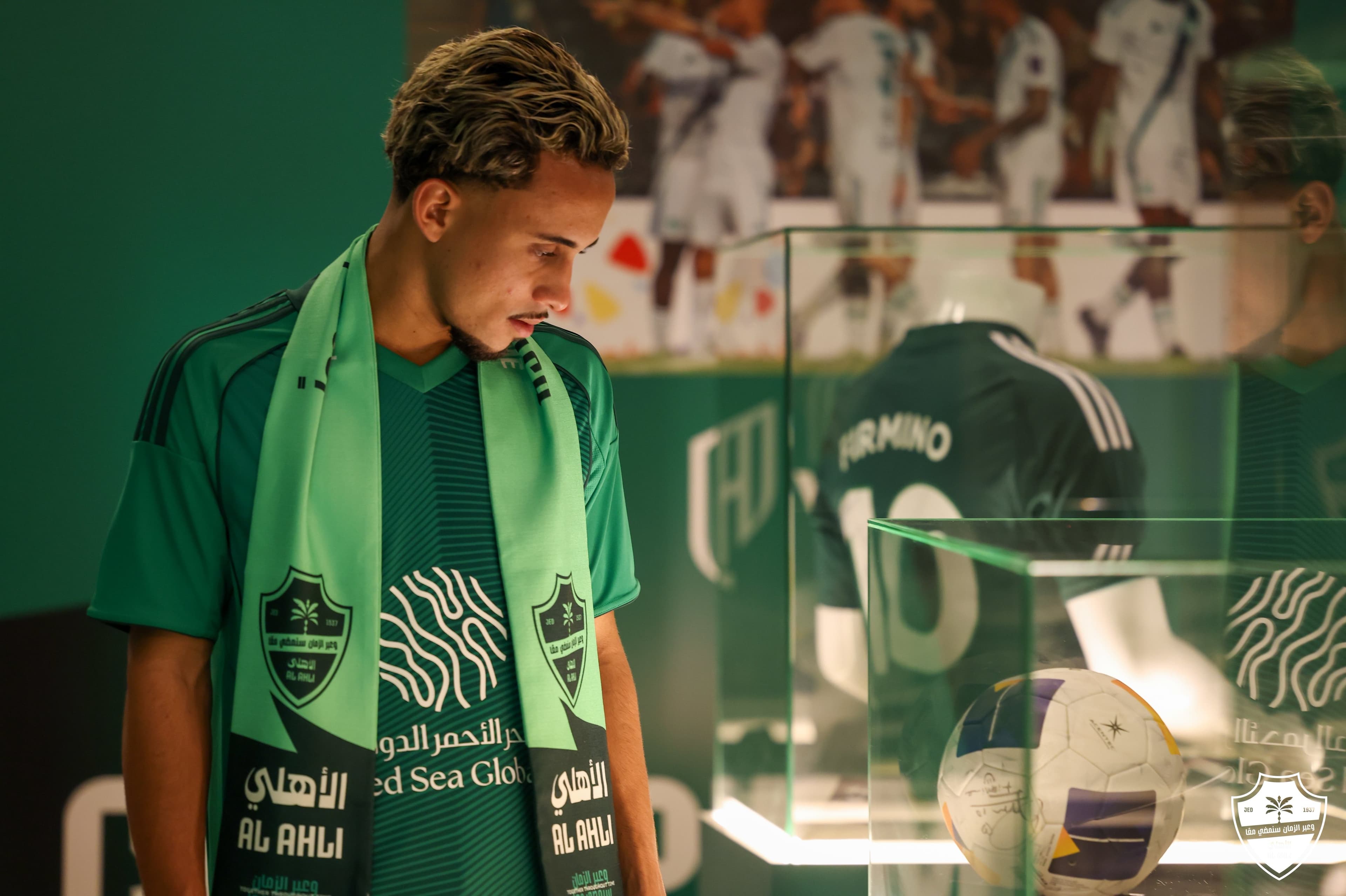 Matheus Gonçalves observa troféus do Al-Ahli em vídeo de apresentação ao novo clube