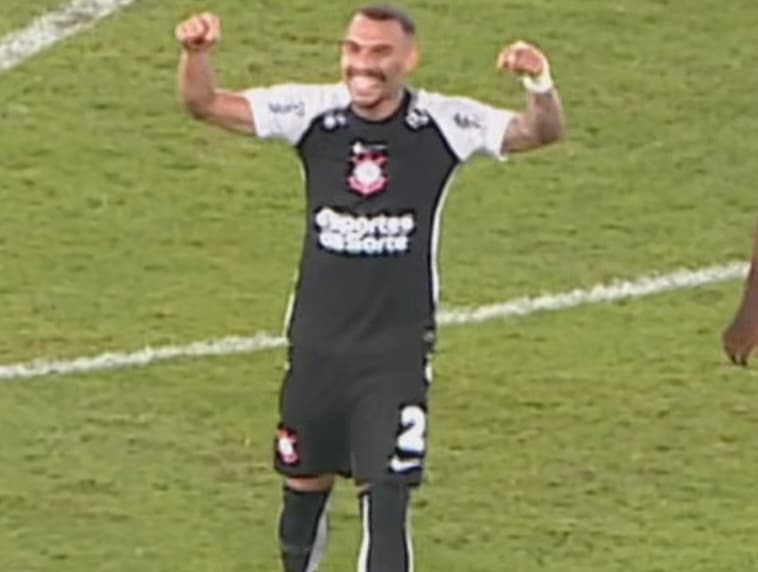 Matheuzinho faz gestos direcionados à torcida