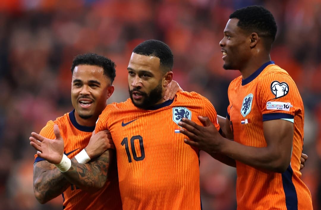 Memphis Depay comemora gol pela Holanda, nas Eliminatórias da Copa do Mundo