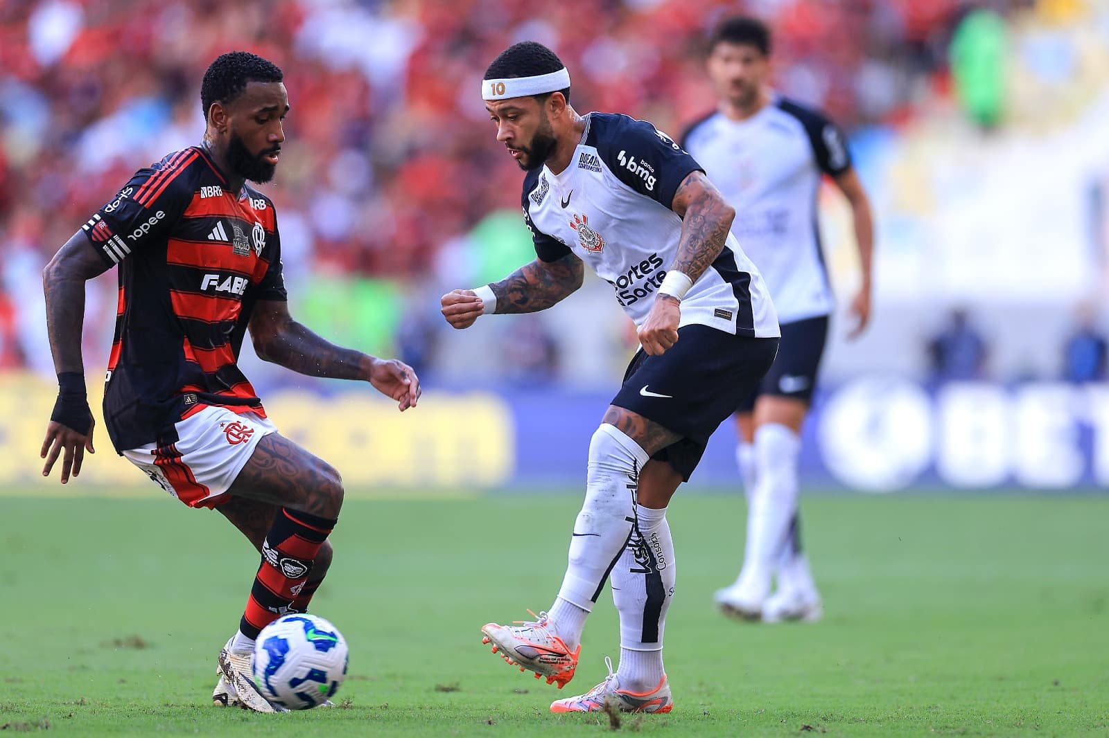 Memphis Depay, do Corinthians, disputa a bola com Gerson, do Flamengo, durante a partida entre Flamengo e Corinthians, pelo Brasileirão 2025, no Estádio do Maracanã, em 27 de abril de 2025, no Rio de Janeiro, Brasil.