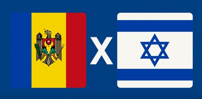 Bandeiras da Moldávia e de Israel lado a lado, separadas por um "X", em fundo azul, representando o confronto entre as seleções nas Eliminatórias da Copa do Mundo 2026