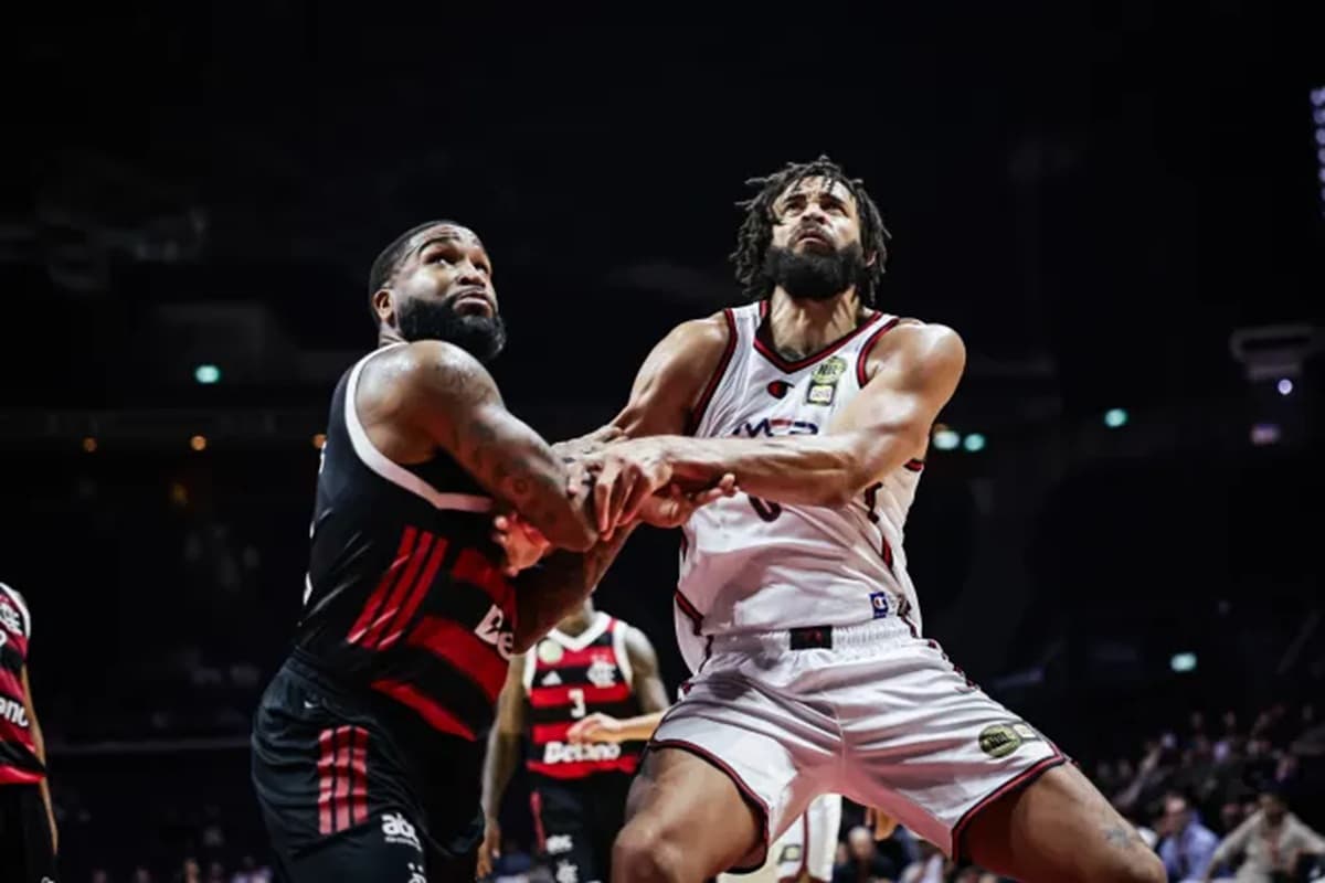 Jogadores de Flamengo e Illawarra Hawks disputam jogada na segunda rodada da Copa Intercontinental