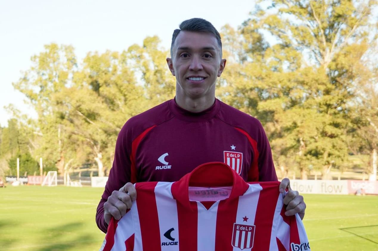 Muslera segura a camisa do Estudiantes e sorri na foto do anúncio