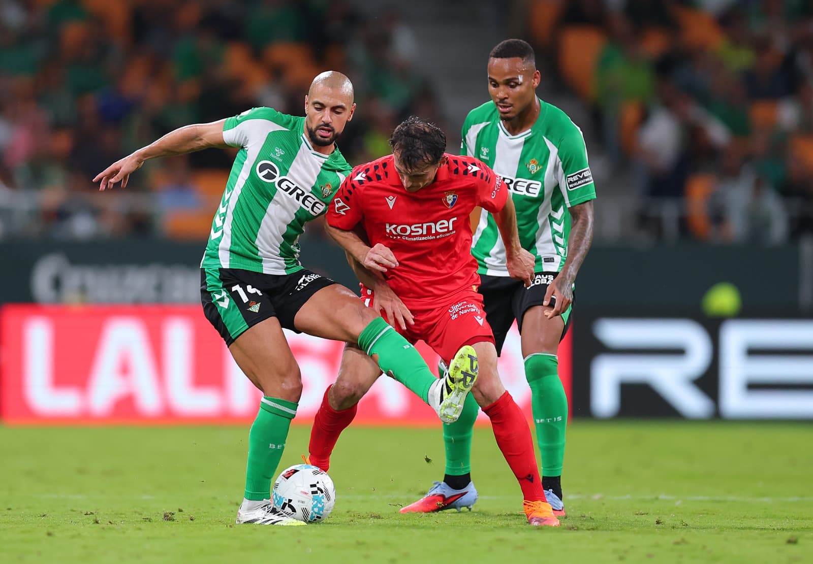 Sofyan Amrabat, do Real Betis, é desafiado por Ante Budimir, do CA Osasuna, durante a partida da LaLiga EA Sports entre Real Betis Balompie e CA Osasuna no Estádio La Cartuja em 28 de setembro de 2025 em Sevilha, Espanha.