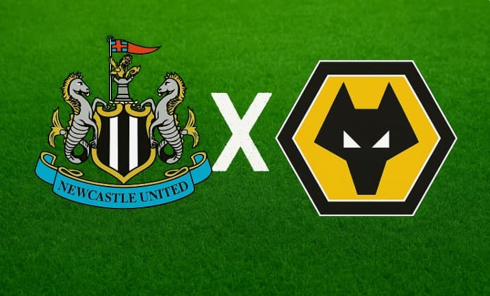 Arte digital com fundo de gramado verde, exibindo à esquerda o escudo do Newcastle United (com cavalos-marinhos, listras pretas e brancas e estandarte azul) e à direita o escudo do Wolverhampton Wanderers (hexágono amarelo com a cabeça de um lobo preto es
