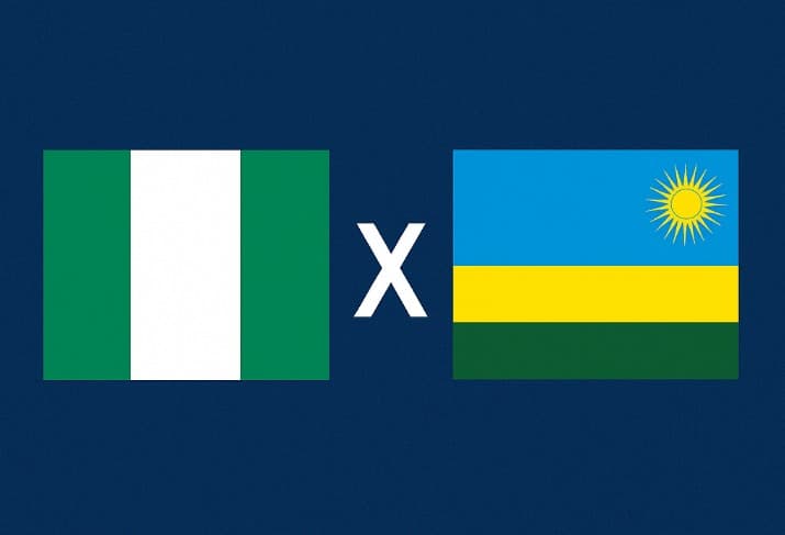 Bandeiras da Nigéria e de Ruanda lado a lado, separadas por um X branco central sobre fundo azul, representando o duelo pelas Eliminatórias da Copa do Mundo 2026