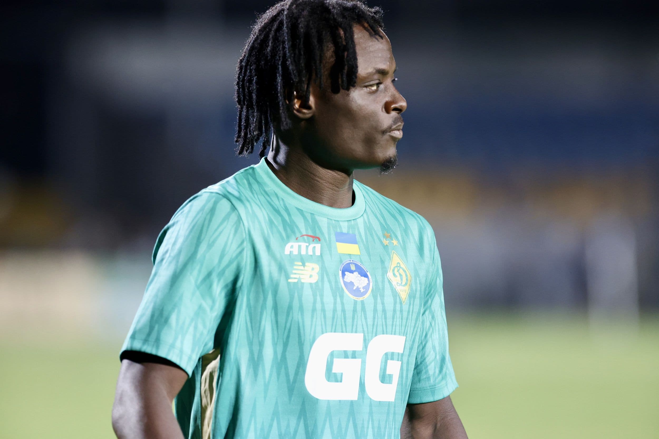 Vestindo uniforme do Dínamo de Kiev, Shola olha para o lado em campo