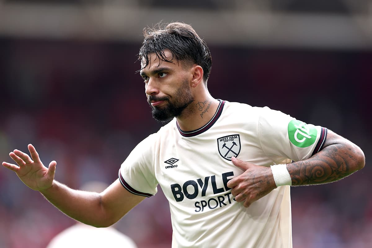 Lucas Paquetá, do West Ham United, comemora o segundo gol de sua equipe, marcado de pênalti, durante a partida da Premier League entre Nottingham Forest e West Ham United no City Ground em 31 de agosto de 2025, em Nottingham, Inglaterra