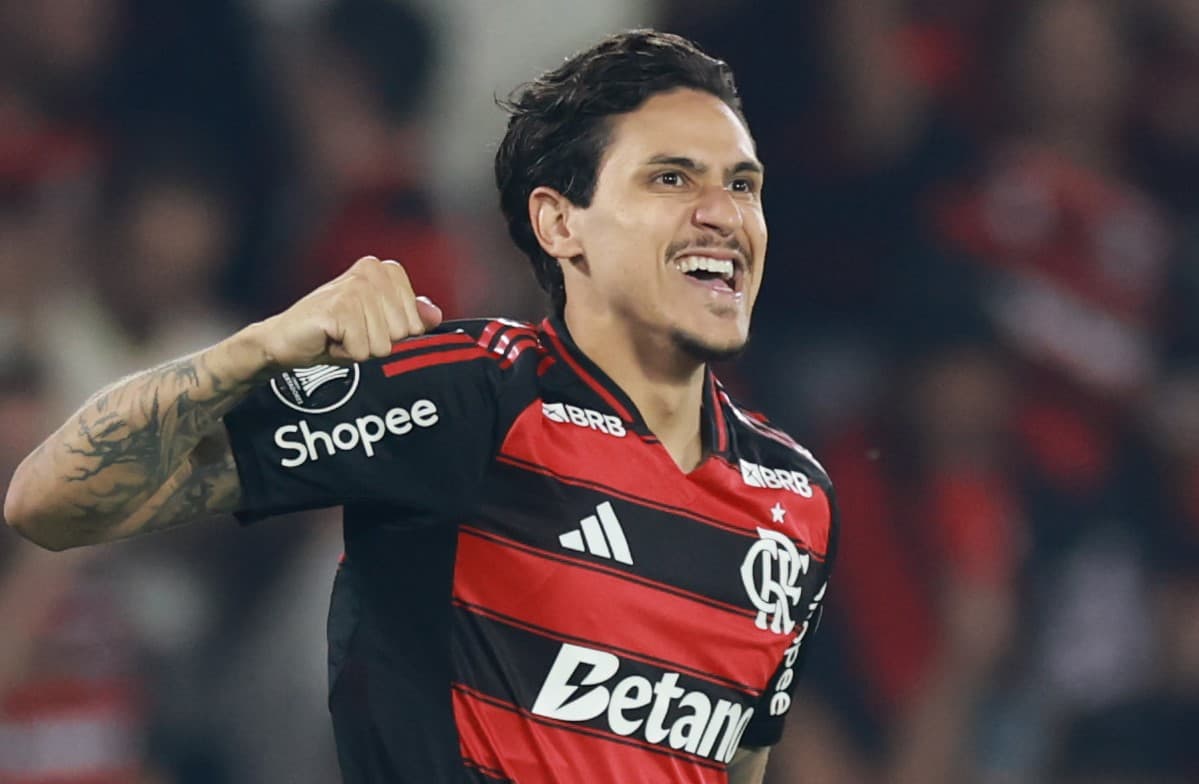Pedro dá soco no ar com a mão direita para comemorar gol contra o Estudiantes no Maracanã