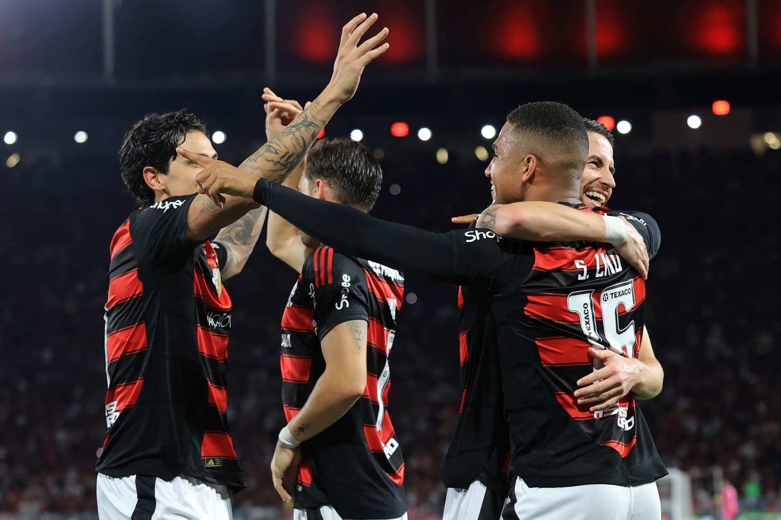 Samuel Lino, do Flamengo, comemora após marcar o quinto gol do time com companheiros durante a partida do Brasileirão 2025 entre Flamengo e Vitória no Estádio do Maracanã em 25 de agosto de 2025 no Rio de Janeiro, Brasil.