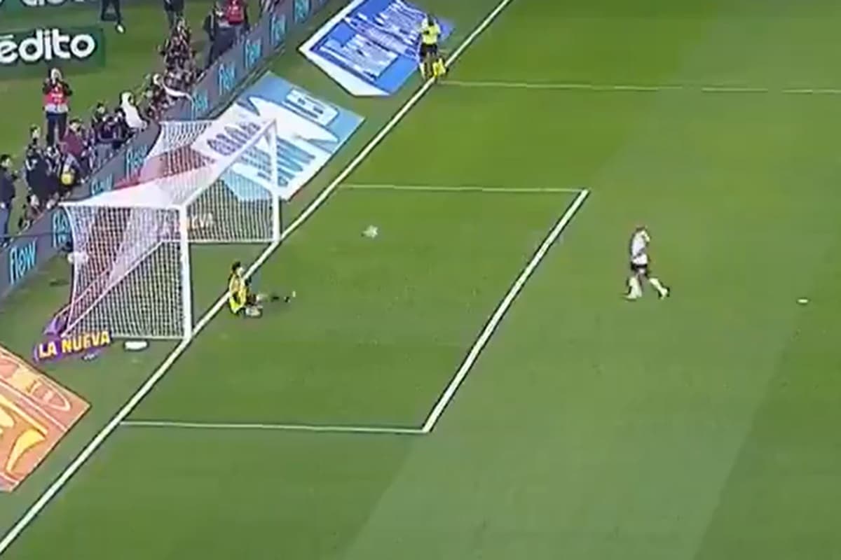 De la Cruz tenta bater pênalti de cavadinha e vê Rossi defender sentado