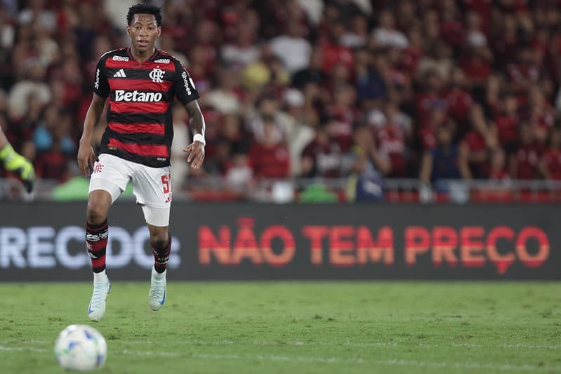 Plata em campo pelo Flamengo contra o Estudiantes