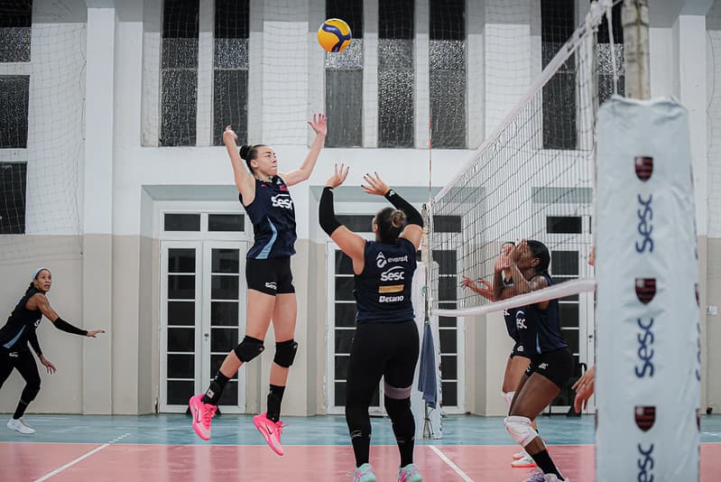Giovana se prepara para levantar, com Juju e Simone Lee como opções; Tainara e Adria prontas para bloquear do outro lado da rede