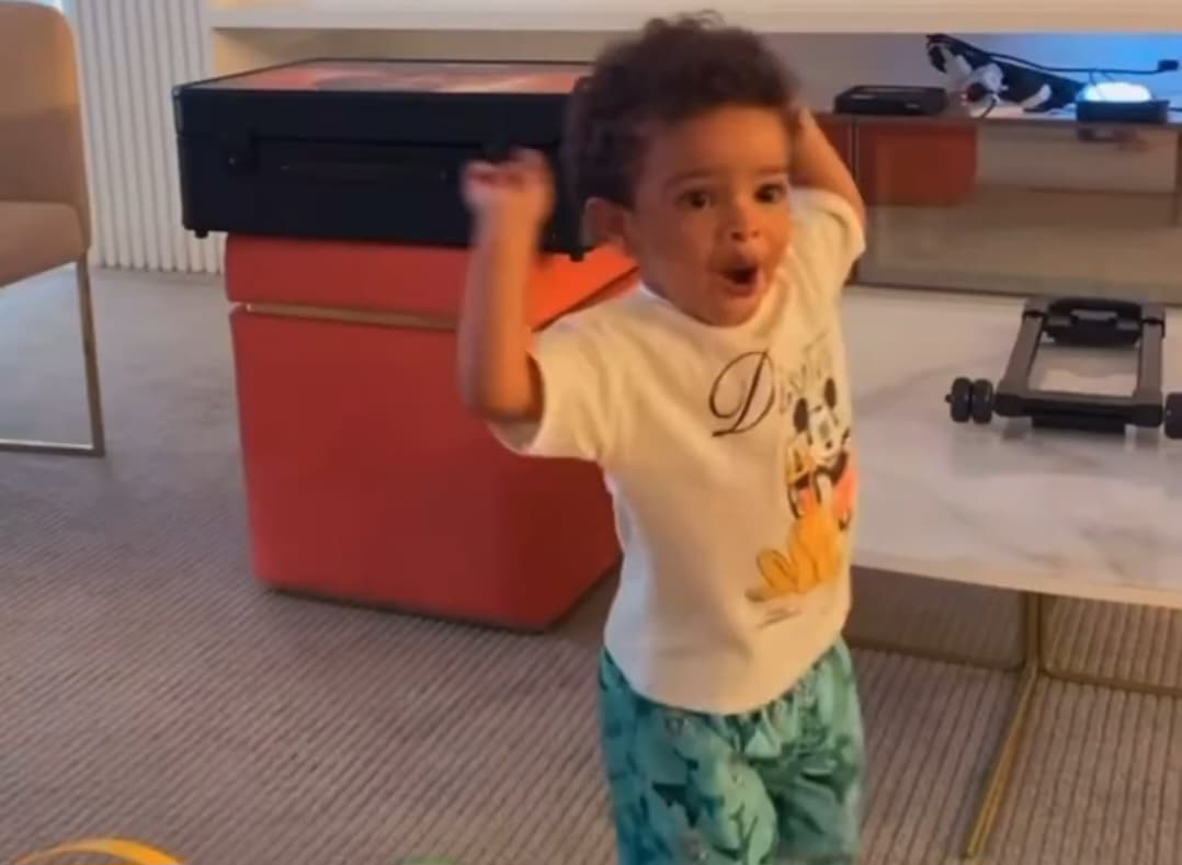 Ravi comemora gol de Emerson Royal