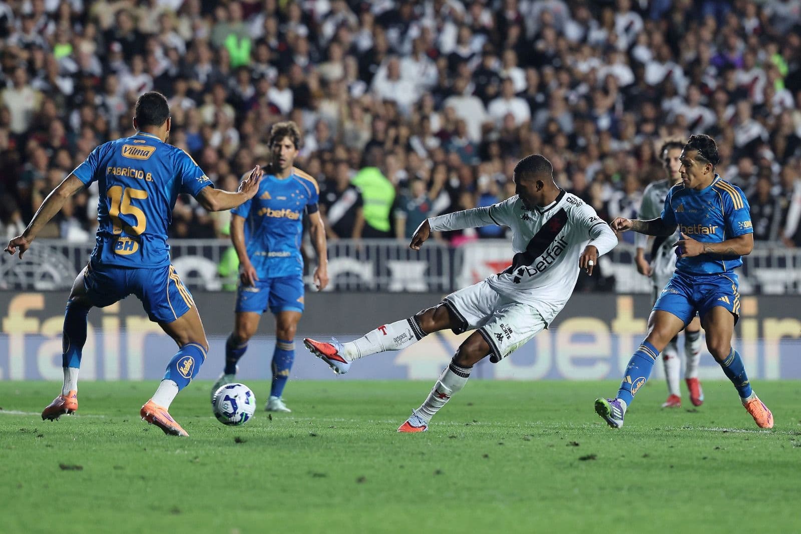 Rayan, do Vasco da Gama, chuta a bola durante a partida entre Vasco da Gama e Cruzeiro no Brasileirão 2025, no Estádio de São Januário, em 27 de setembro de 2025, no Rio de Janeiro, Brasil.