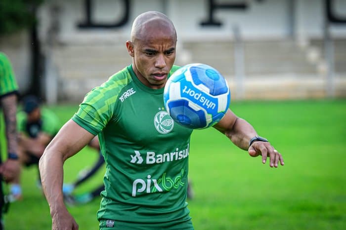 Reginaldo faz embaixadinha em treinamento do Juventude