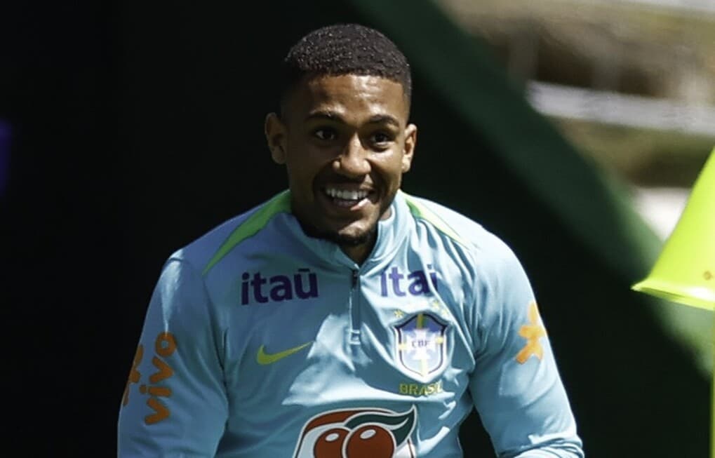 Samu Lino sorri durante treinamento da Seleção Brasileira